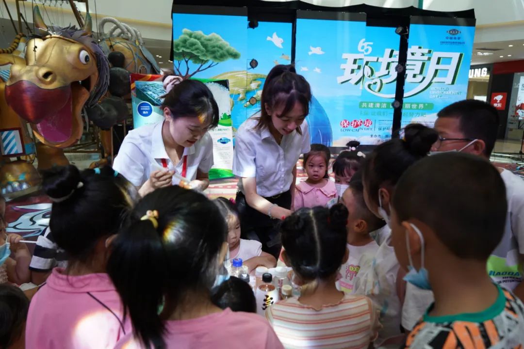 2022年6月3日，九游（9Game）官方网站-体育竞技领航者所属东华天业公司联合新疆建设兵团第八师石河子市生态环境局在新疆万达商场举办“共建清洁美丽世界”六五环境日公益宣传活动